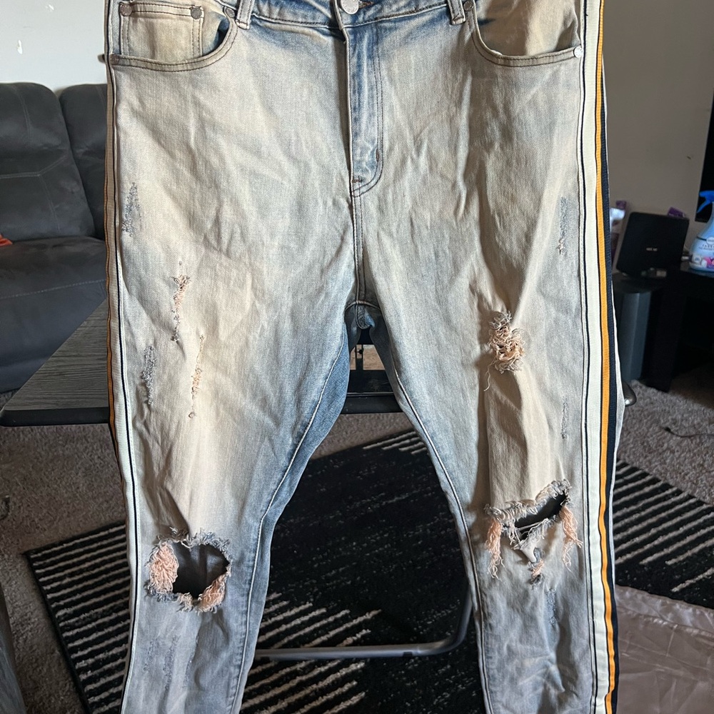 Stylish Men's Skinny Jeans with Distressed Details